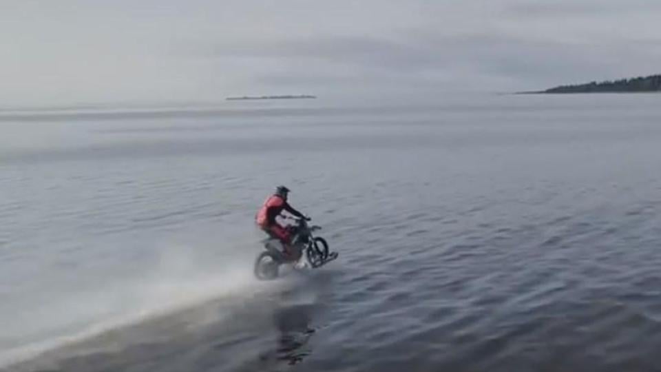 Колкото и да си търкате очите, този мотоциклетист се движи по вода с машината си (ВИДЕО)