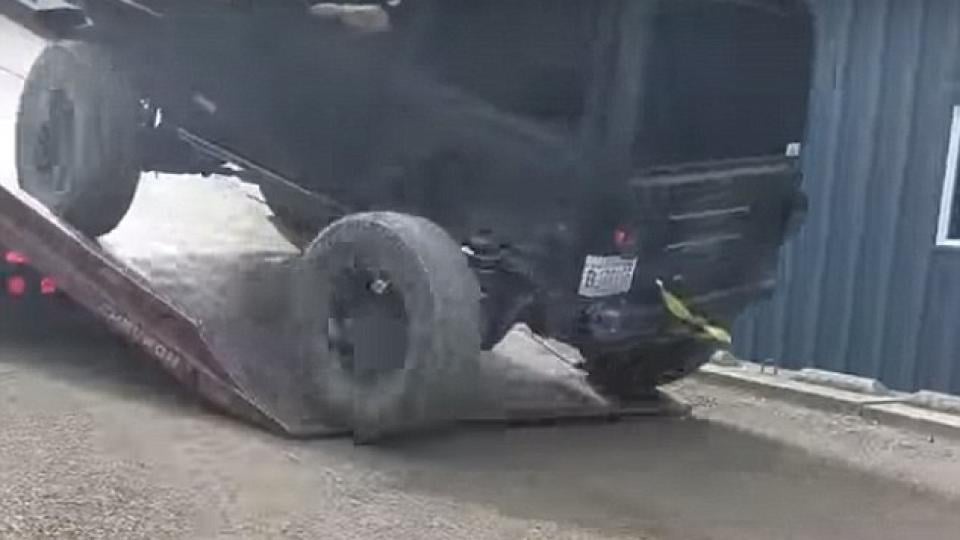 Шофьор се опита да натовари Jeep Wrangler в авариен камион, а случилото се след това шокира мрежата (СНИМКИ/ВИДЕО)