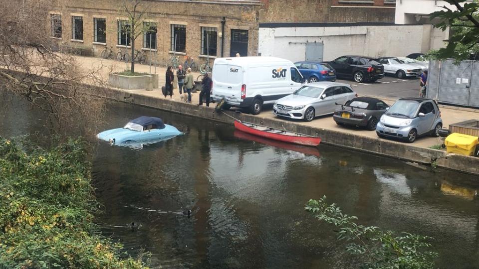 Уникално паркиране!  Шофьор на ван не видя рядко Porsche и го....бутна в канала (СНИМКИ/ВИДЕО)