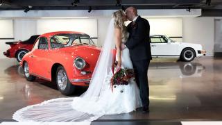 Фенове на Porsche се ожениха в Cayenne по време на движение (СНИМКИ)