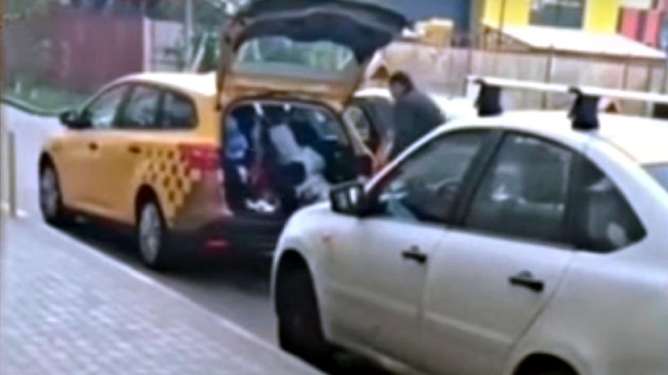Безценен товар: Жена качи децата си в багажника на такси (ВИДЕО)