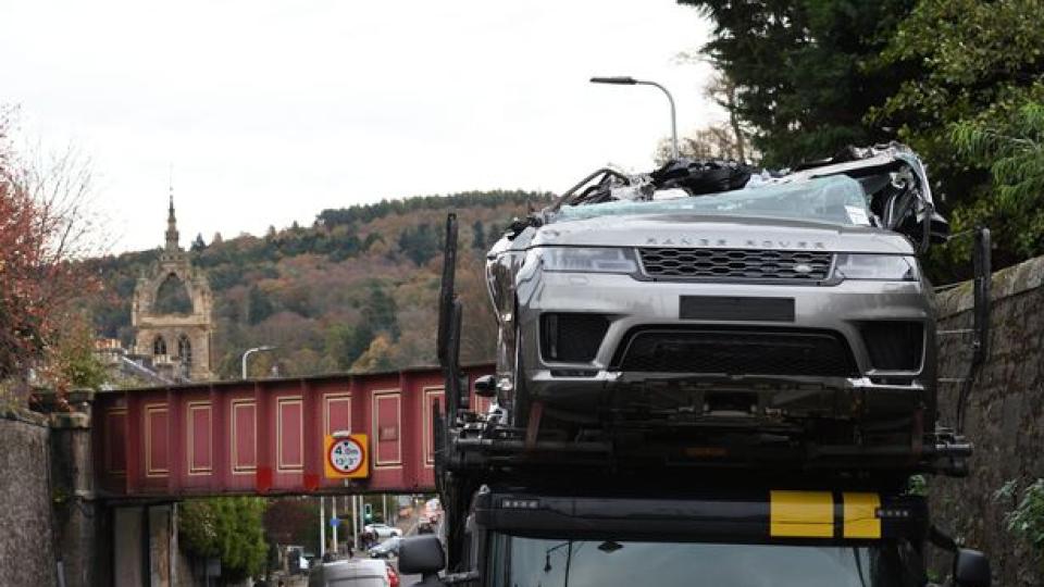 Автовоз се навря под нисък мост и няколко коли Range Rover станаха.... кабриолети (СНИМКИ)