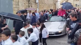 Свещеник шокира мрежата с Porsche Boxster и с това, което накара деца да направят (СНИМКИ/ВИДЕО)