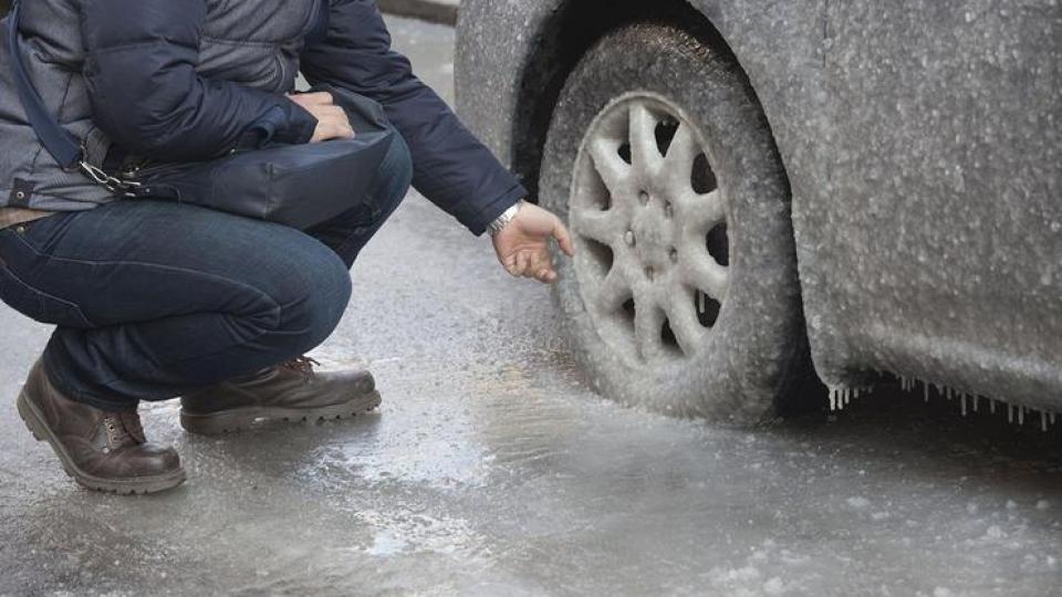 Полезни и вредни съвети какво да правим, ако колата е замръзнала в локва