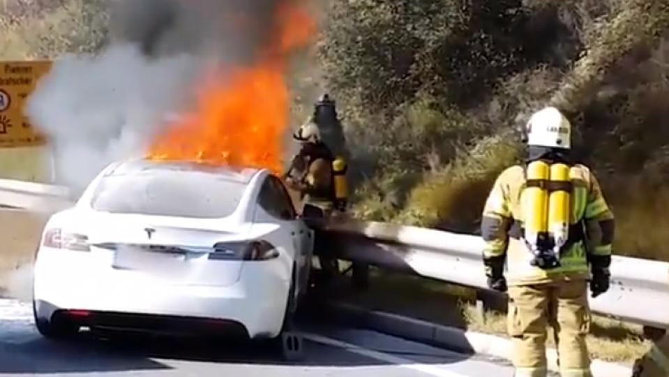 Гори Tesla Model S! Колко тона вода трябват, за да бъде угасена (СНИМКИ/ВИДЕО)