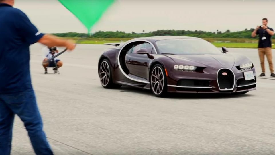 През очите на шофьора: Bugatti Chiron демонстрира ускорение до максимална скорост (ВИДЕО)