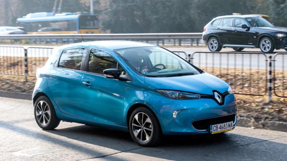 Тест драйв: Как зарежда и се движи електрическият автомобил Renault ZOE  в София