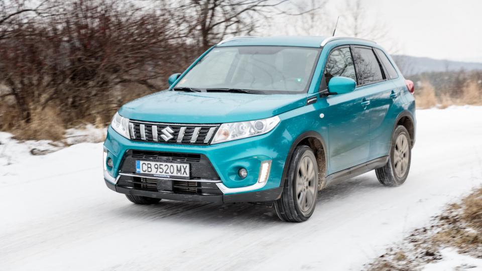 Компактната Suzuki Vitara катери баирите на предно предаване (СНИМКИ)