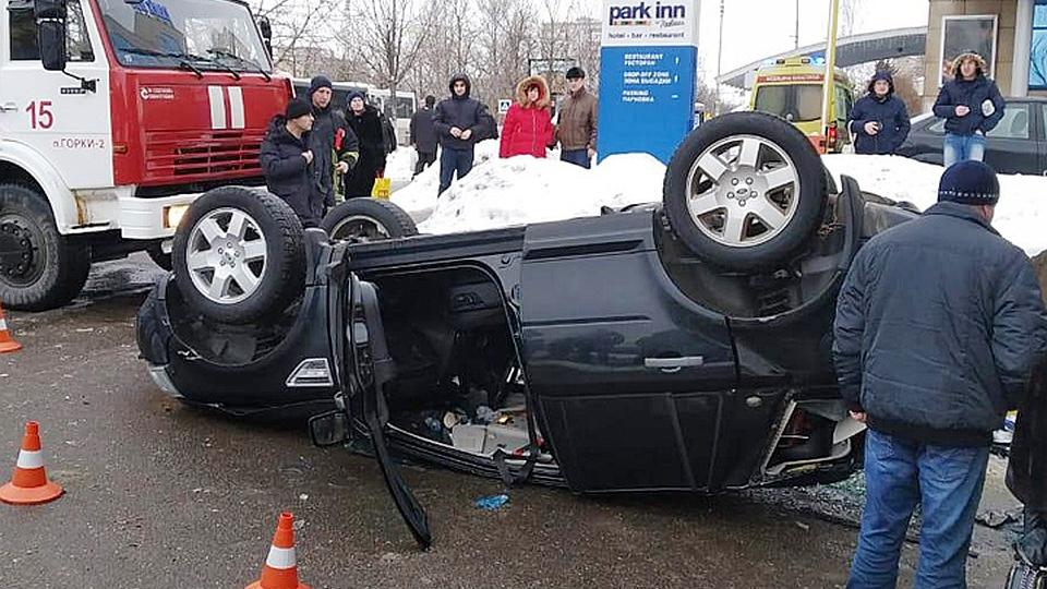 Зрелищно ВИДЕО: Шофьорка обърка педалите и скочи с Land Rover от 3-ия етаж на паркинг, пострада съпругът ѝ 