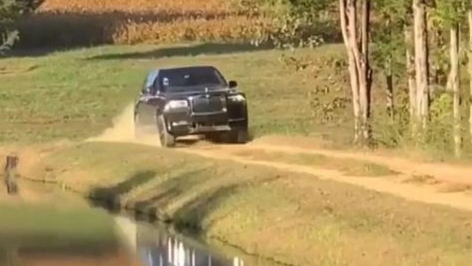 Новият Rolls-Royce Cullinan удивлява с офроуд способностите си (ВИДЕО)