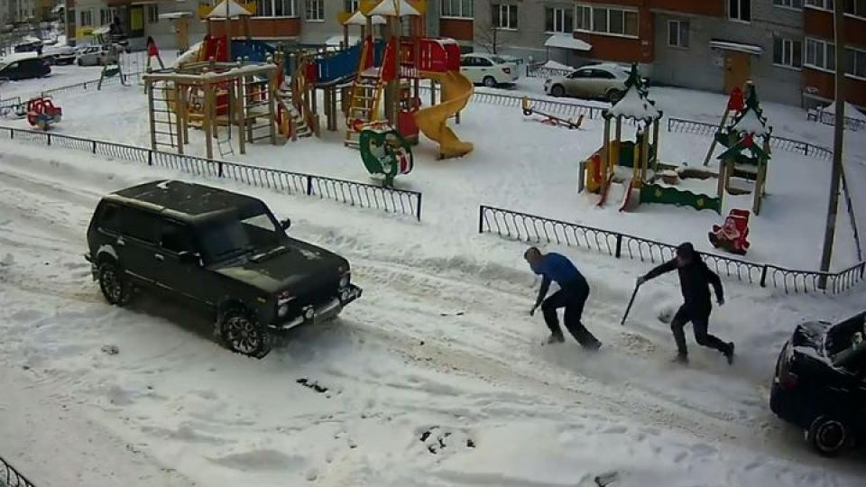 Екшън: Бесен шофьор на джип засече и изскочи да се бие, но му се случи случка (ВИДЕО 18+)