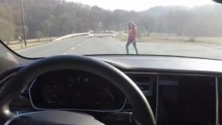 Водач накара жена си да застане пред Tesla, за да изпробва автопилота ѝ (ВИДЕО)