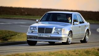 Публикуваха редки СНИМКИ на легендарния седан Mercedes-Benz 500E