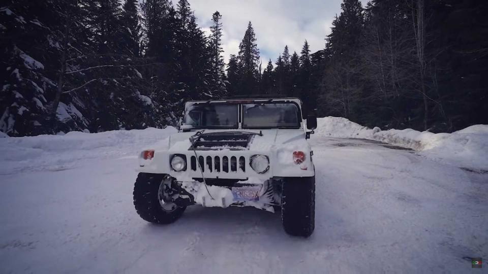 ВИДЕО на деня: Опит за измъкване на заседнал Hummer втрещи мрежата