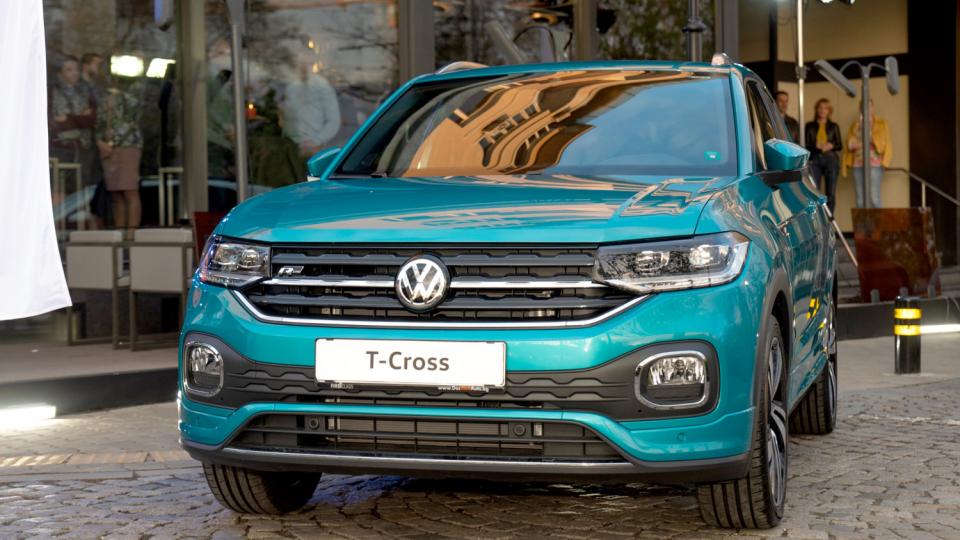 Новият градски SUV T-Cross на Volkswagen в СНИМКИ и ВИДЕО