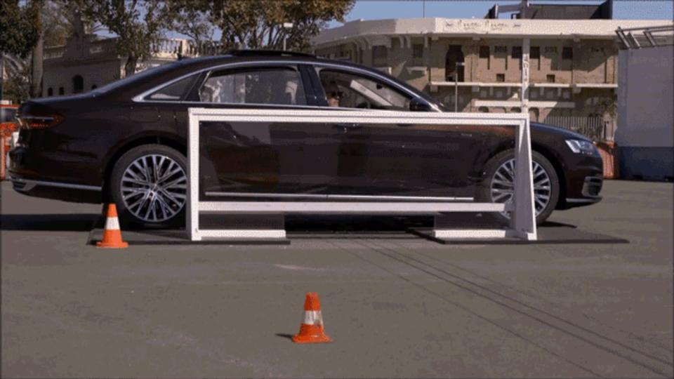 Уникална способност на седана Audi A8 бе показана на ВИДЕО