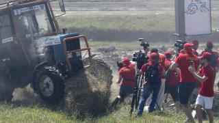 Шокиращ инцидент: Трактор влетя в тълпа журналисти (ВИДЕО)