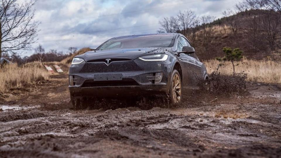 Тестваха електрическия кросоувър Tesla Model X в сериозен офроуд (ВИДЕО)