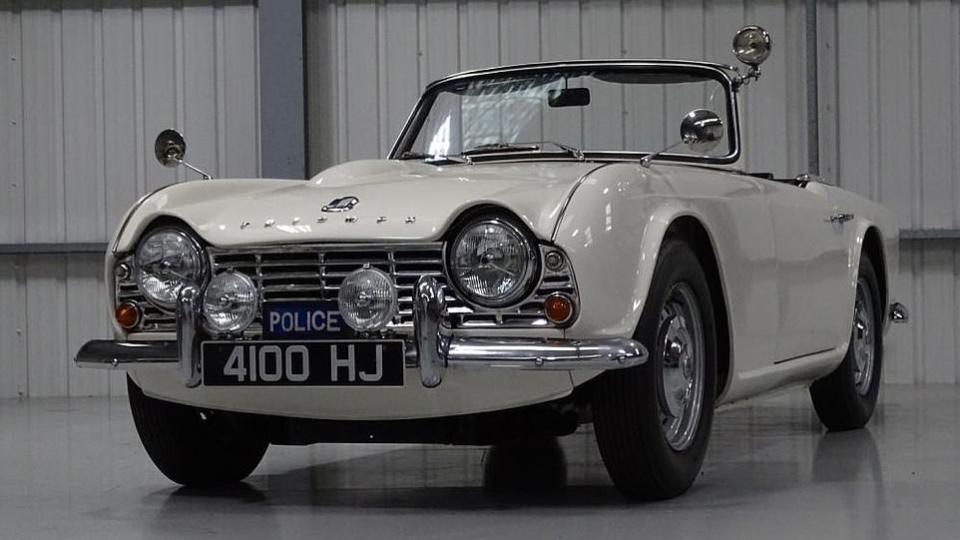 Уникален спортен автомобил Triumph TR4 на британската полиция се продава на търг (СНИМКИ)