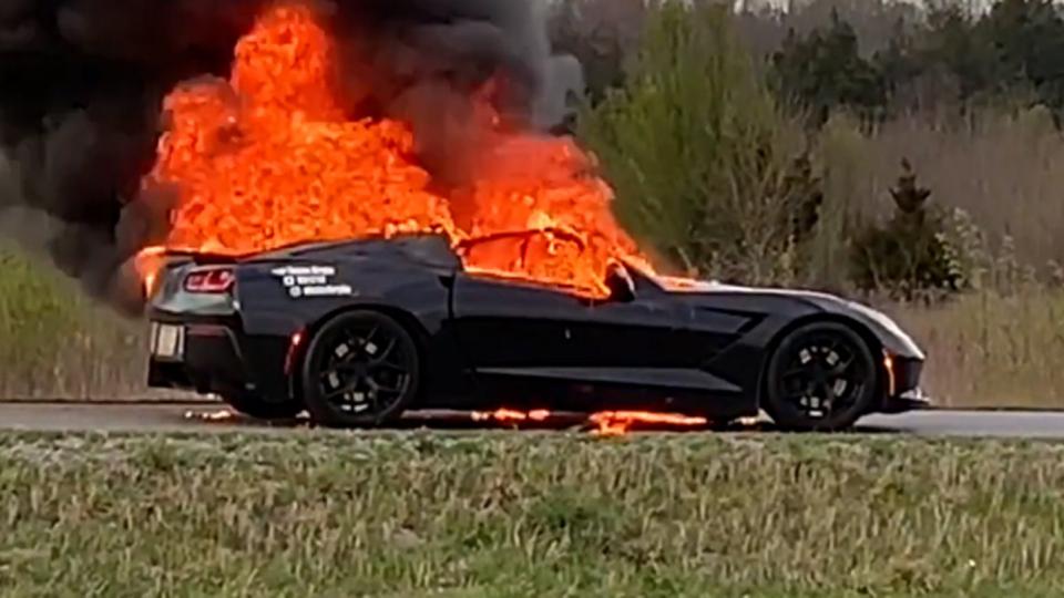 Водач засне на ВИДЕО как неговият Chevrolet Corvette изгоря като факла