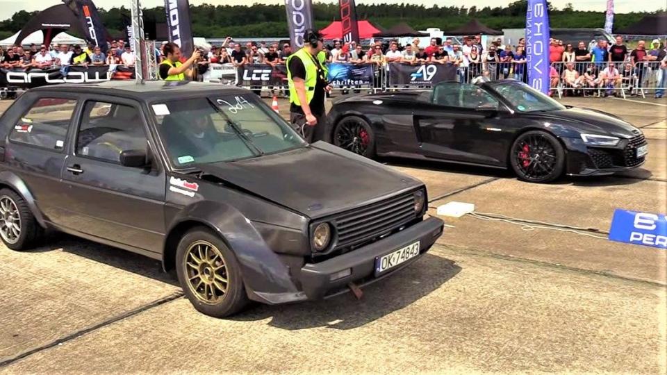 Удивително: Стар VW Golf II изпревари Audi R8 и RS7 ВИДЕО