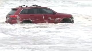 Видео: Jeep Cherokee заседна в прибоя и загина във вълните