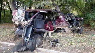 Куриоз: Стар Mitsubishi Gаlаnt се разпадна след удар в дърво, но всички са живи СНИМКИ