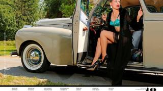 Съблазнителни красавици и автомобили в нов горещ календар СНИМКИ
