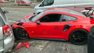 Кандидат купувач се качи на Porsche 911 GT2 RS и сътвори верижна катастрофа СНИМКИ