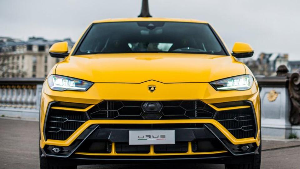 Полицаи иззеха Lamborghini Urus след улична гонка СНИМКА