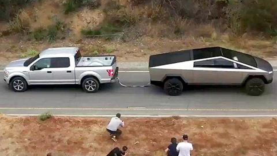 Кой кого ще издърпа: Tesla Cybertruck срещу Ford F-150 ВИДЕО