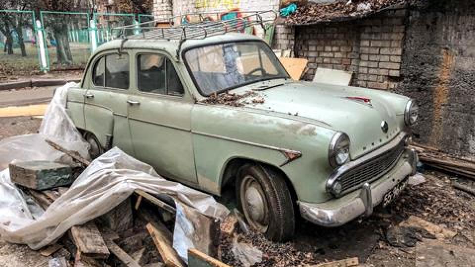 Малко социалистическо автобижу гние в забвение на улицата СНИМКИ