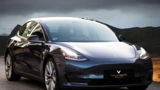 Българи преработиха Tesla Model 3 , за да стане хит сред пенсионерите СНИМКИ