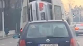 Страшна цигания: Ето как се превозва БМВ в Румъния ВИДЕО