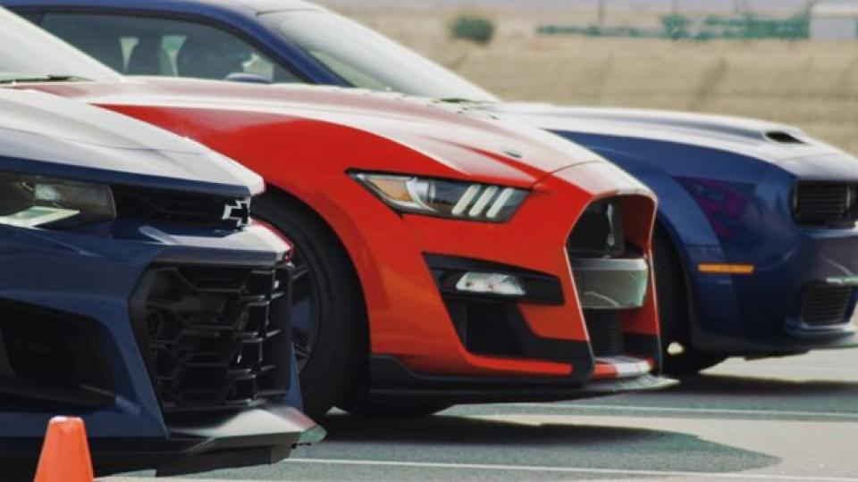 Автобитка: Ford Mustang срещу Chevrolet Camaro и Dodge Challenger ВИДЕО