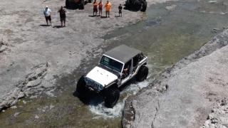 Младеж се качи на джип и се опита да покори водопад ВИДЕО