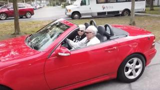Ето така трябва да остарява всеки: 107-годишен вози мацка в кабриолет ВИДЕО