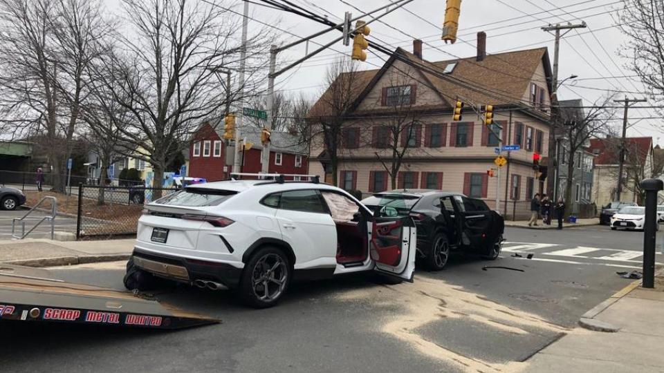 Тийнейджъри откраднаха два Lamborghini Urus и си спретнаха гонка с полицията СНИМКИ