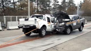 Чудовищен тест: Сблъскаха пикап Navara първо и последно поколение ВИДЕО