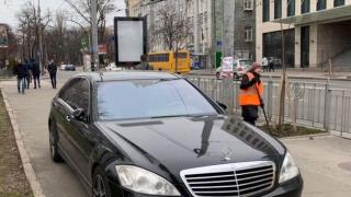 Шофьор паркира своя Mercedes S-Class на грешното място и бе наказан брутално СНИМКИ