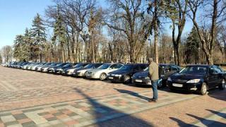 Депутати дадоха служебните си коли на лекарите ВИДЕО