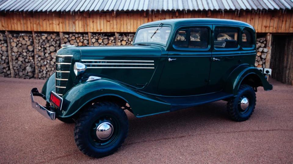 Продава се удивителна колекция от съветски ретро коли СНИМКИ