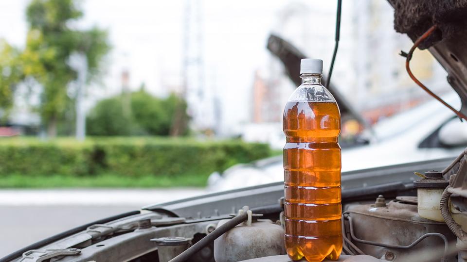 Гаражни митове: Доливаме олио, вместо масло в двигателя