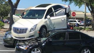 Шокиращ инцидент: Водач "паркира" своя Cadillac върху две коли ВИДЕО