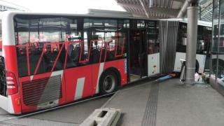 Шокиращ инцидент: Голям автобус се вряза в сградата на жп гара ВИДЕО