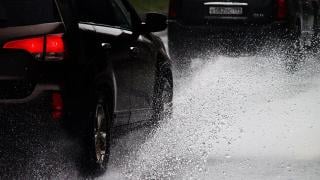 Какви опасности дебнат шофьорите по време на гръмотевична буря
