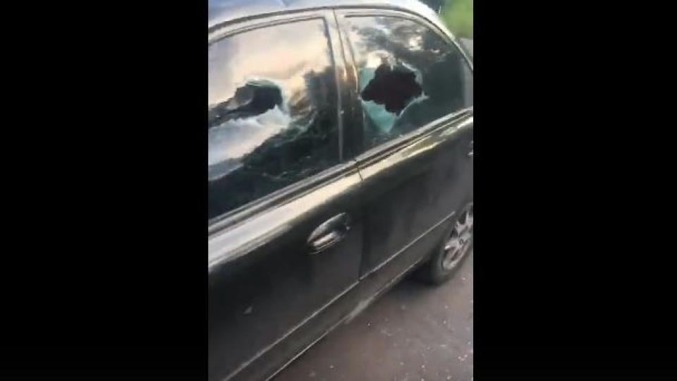 Брутално отмъщение: Собственик на къща разби чужда паркирана кола ВИДЕО 18+