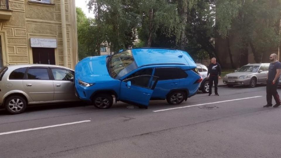 ВИДЕО запечата как шофьорка успя да се покачи върху паркирана кола