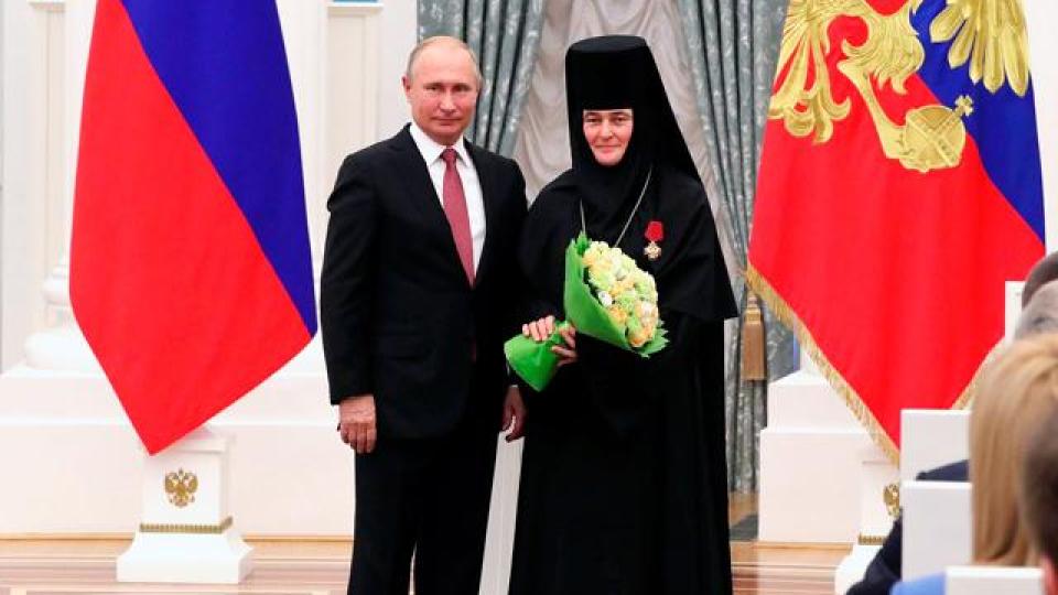 В името на Бога: Монахиня в Русия кара S-Klasse за €120 000 СНИМКИ