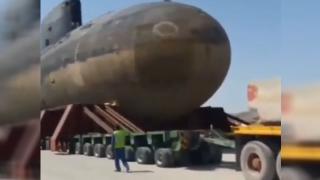 Как камиони буксираха подводница в пустинята ВИДЕО